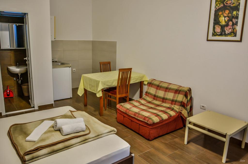 Apartments Drobni Pijesak Petrovac Exterior photo
